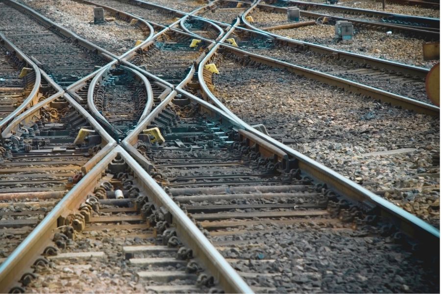 Schieneninfrastruktur mit Weichen und Schotter als Beispiel für Infrastruktur- und Bauprojekte.