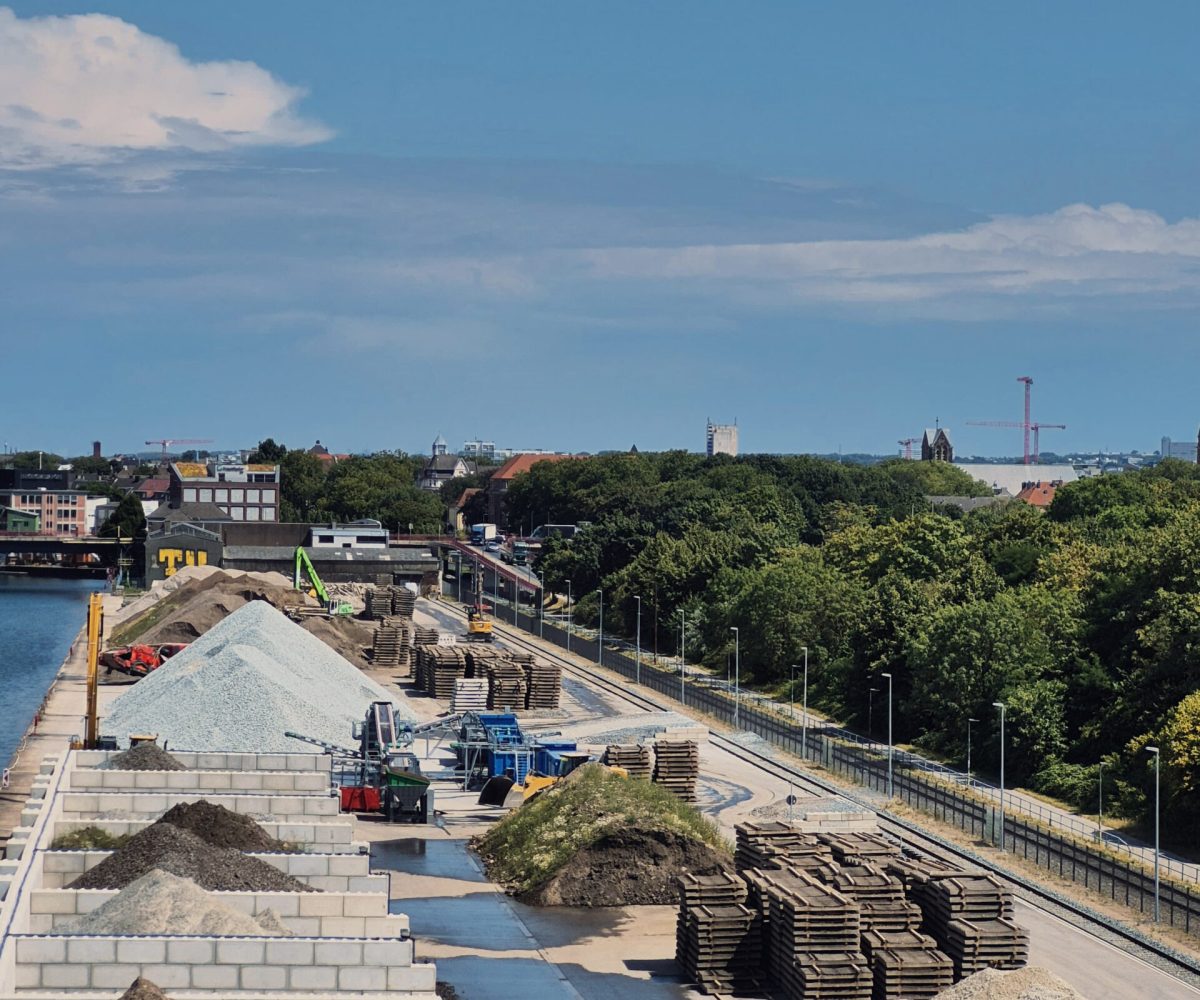 Baustoffzentrum Ruhrtal im Dortmunder Hafen mit trimodaler Anbindung über Schiene, Straße und Wasser sowie Lagerflächen für mineralische Baustoffe.